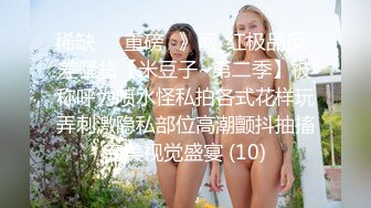 超市里边玩手机边挑点心的风骚丁字裤美少妇.