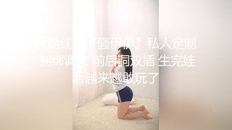 街拍真空逛街的骚女