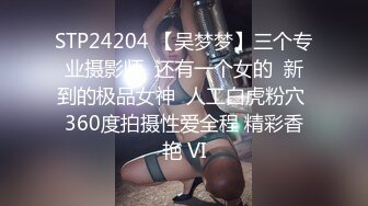 漂亮长发美女仔细的擦被自己污染的内裤