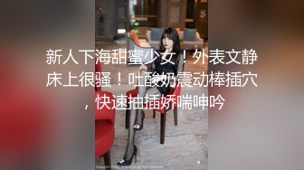 单身女性在家拿着梳子自慰解闷