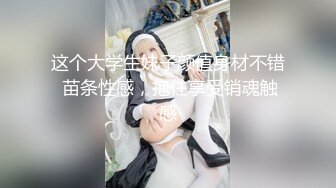 笔插进屁股里手指扣着骚逼