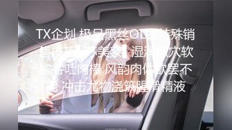 小情侣在网吧包房里面看看电影女友蹲下给口活，不仅颜值高，技术很熟练