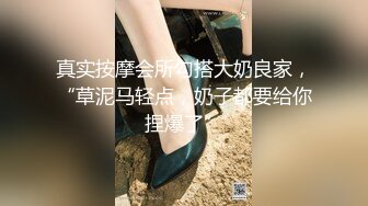 女学生在被占用的厕所前尿尿 (4)