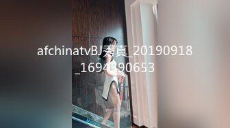 刚生完孩子的巨乳妈妈，和胖哥哥在客厅无套啪啪，拿个黄瓜插穴，后入蹲下颜射一脸