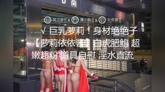 门缝偷窥合租的美女洗澡这身材还是相当的不错