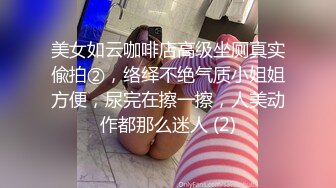 UR级！极品美女逛超市撅屁股被CD骚丁  眼镜长裙少妇独自吃小吃。正经的长相却穿了透明骚窄内