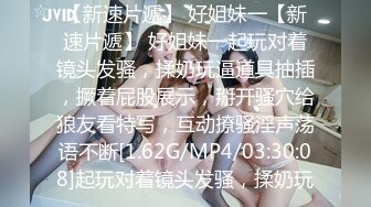 风骚小少妇露脸近距离让小哥玩逼给狼友看，扩阴器撑开看子宫，筷子往里捅，多道具抽插玩弄尿尿给你看好骚啊