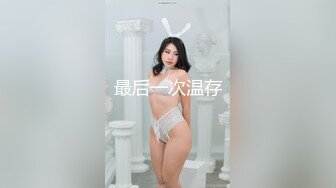 专找丶阿姨玩两小伙3P淫骚熟女，加钱再来一炮，前面口交后面扣穴，穿着高跟鞋抬腿抽插猛操