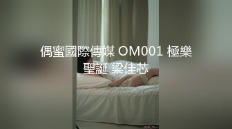 大哥的极品骚女友，让大哥揉奶玩逼，口交大鸡巴舔逼逼，压在身下爆草蹂躏