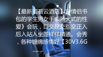 【颜值网红女神难得露B秀】漂亮眼睛被窝里出来，啥也没穿，揉捏大奶子，翘起极品美臀镜头前掰穴，一线天馒头逼很诱人