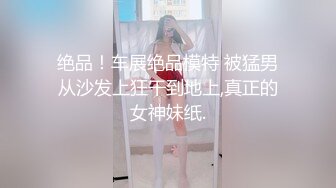 骚老婆爱群交一人伺候两骚男，一看就是良家小少妇口交大鸡巴，被小哥各种抽插抱起来干骚逼，一个草完另一个插