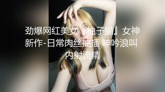 顶级绿帽，老婆被别的男人内射后，小穴里还夹着别的男人的精液，精液慢慢流下来，滴在老公鸡巴上，老公顺着插进去操了起来。