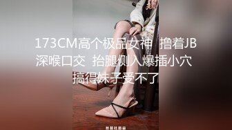 现在的人就是开放 和闺蜜一块住 当着闺蜜面自己做黄播 在镜头面前搔首弄姿