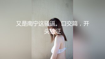 超短包臀白色牛仔裙美女逛街，一路跟拍粉色丁字裤（牛仔裙自带一条很细的内衬）