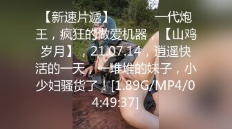   丰满肥臀大骚妻一边骑乘单男 一边舔老公的鸡巴 老公在后面使劲推动臀部 场面刺激