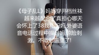 集体宿舍里的骚逼少妇偷偷的跟狼友发骚赚外快，揉奶玩逼自慰呻吟，尿尿给你看，撩骚舍友互动，精彩不要错过