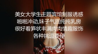 皮城守卫美女扛着枪保卫家园还不忘给同伴擦枪