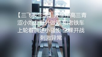 妩媚的女人、男人最欲罢不能，撩拨发丝、贱兮兮的笑容，一件件衣服脱光躺床上享受这片刻美好的自慰！