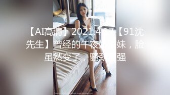 不穿內內的碎花裙黃高跟極品悶騷型美女