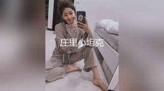 爬窗偷窥隔壁小少妇洗香香