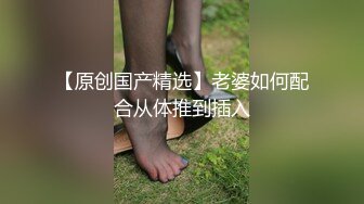 新婚燕尔在婚床上面激情做爱自拍留念 无套后入连续抽插最后爆射后背上 拍摄效果非常不错清晰 高清自拍