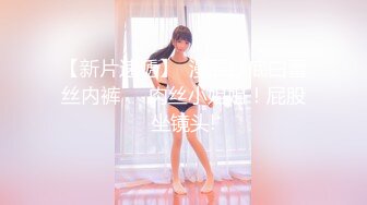 会瑜伽的女人一字马向上劈起 被男人肆意挑逗乳房 受不了自己掰开内裤自慰了