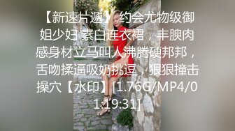 小母狗喝多了，眼神有些销魂，掰开自己放进去，摸自己的胸，好乖乖！