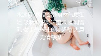 KTV里的服务生脱了衣服够骚够浪~主动上位操B，被朋友扯住头发拍打奶子~精彩又刺激！！