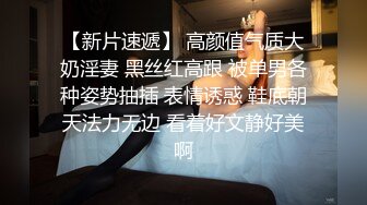 红衣少妇蹲下开始玩手机蹲了十几分钟也不怕腿麻蹲功真好