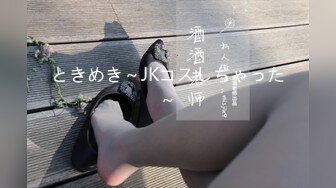 颜值不错的风骚女模特，大辫子漏出骚奶子诱惑狼友跟两位大哥激情3P，让小哥吃奶玩逼轮流爆草抽插，浪叫呻吟