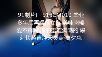 商场一楼跟踪抄底带小小孩的眼镜美女可能憋尿憋久了白内上一小片尿渍