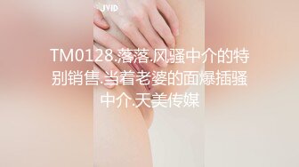 甜甜的小美妞露脸披肩长发身材极品直播秀