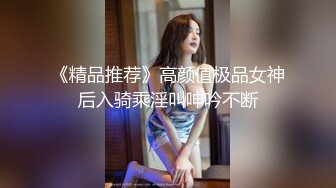 娇小身材萌妹子驾车户外和炮友车震，前座口交舔逼上位骑坐猛操抽插