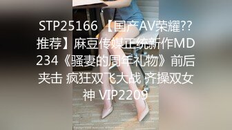   170CM眼镜美妞大战头套男，超细美腿吊带肉丝，毛毛浓密假屌伺候，扶着JB挺入抽送