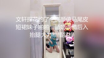 在教室给我口交，突然起身发现我在拍，吓我一跳