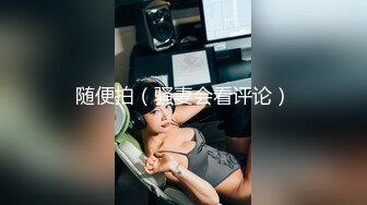 三个女人和两个男人进行了一场激情四射的现场表演