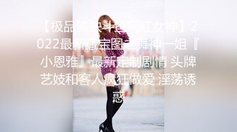 SM工作室，黑丝高跟大奶露脸女王调教人妖，给大鸡巴滴蜡烫熟了它好刺激，穿上假鸡巴内裤后入爆草人妖菊花