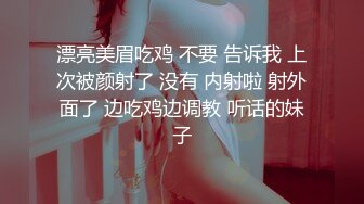 腿上蛇纹身外表清纯很骚小姐姐，长发及腰脱掉小背心扭动