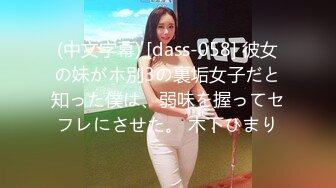 偷偷溜进女厕所，本想创造条件拍脸，无奈拍不到，只好从底下伸进去冒死拍，被女的胸：干嘛你是哪个？