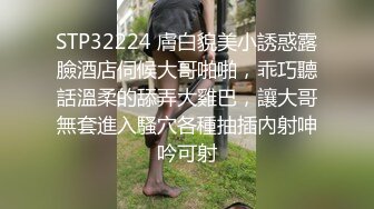 大学生背包客情侣突然性起在景区的残疾人专用公厕里对着镜子啪啪