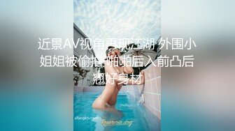 多人运动，骚老婆恨不得把蛋蛋也塞进b里-娇小