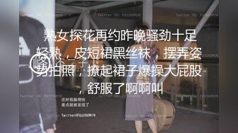 酷酷短发中性美女小姐姐自慰诱惑，撩起短袖揉捏贫乳，扭动翘臀脱掉内裤，掰穴特写拿出玻璃黄瓜快速抽插