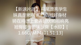 又是羡慕大爷的一天！欧美大爷一个人享用两位极品美女 坐在沙发上两个骚逼轮流插入！