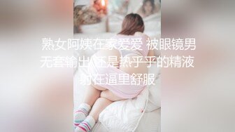 娇小精致小美女红衣修身包臀裙和两个猛男游玩在酒店享受两根大鸡巴的抽送