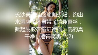 变态房东趴窗偷窥美女房客洗澡前全裸打电话浴后对着风扇吹穴骚货下面毛挺多的