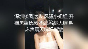 小脸蛋可爱英伦风学姐，戴上丝袜手套摸摸淫穴又放嘴里舔舔，拨弄阴唇的手温柔地轻轻抚摸，真是掩饰不住骚！