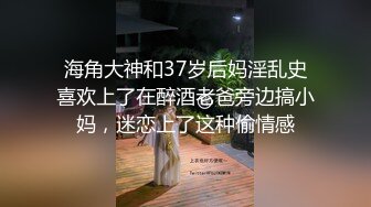 颜值不错甜美妹子和胖子炮友互玩，网袜粉绳乳夹跳蛋塞逼自慰，给炮友口交非常诱人