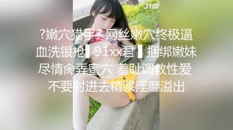 厕拍妹子想拍脸被发现,妹子质问是谁啊，遂溜溜门口等候跟到公交站拍脸