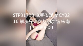 两个疯狂小青年带着苗条白嫩妹子到农村KTV包房淫乱沙发茶几来回搞