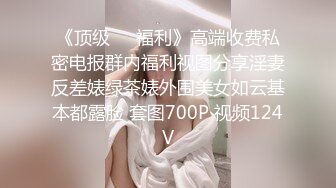 小伙下药迷翻极品黑丝大长腿美女同事❤️拨开她的小黑鲍各种姿势玩 (1)